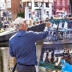 Robin Akkerman schildert op het Rapenburg